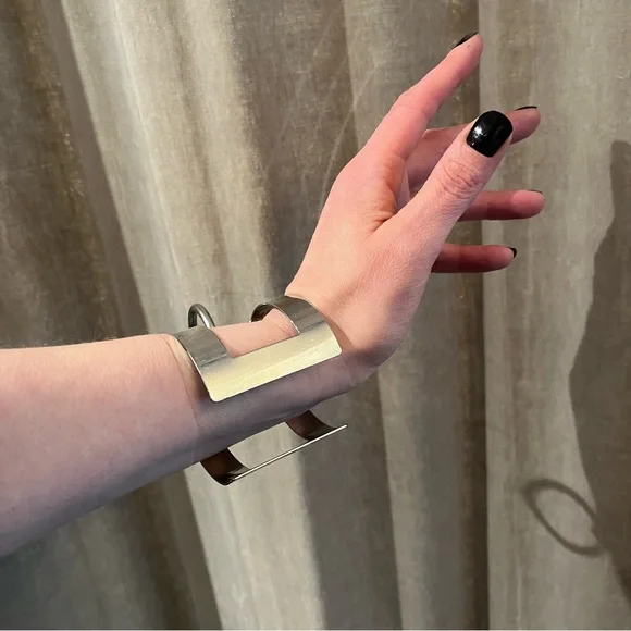 Metal O Ring Cuff Unisex - Picture 3 of 11